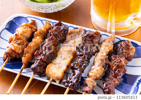 焼鳥の盛合せと生ビール 113605813