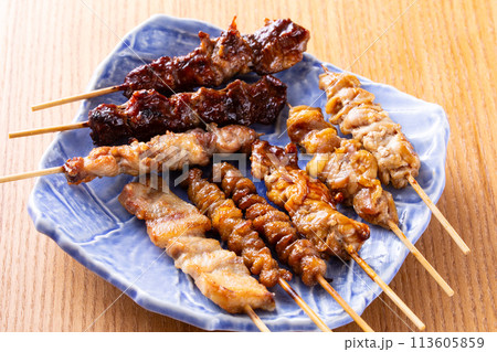 居酒屋の焼鳥盛合せ 113605859