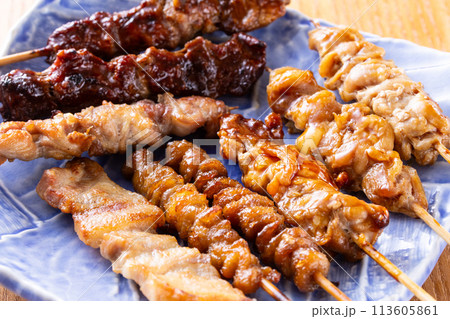 居酒屋の焼鳥盛合せ 113605861