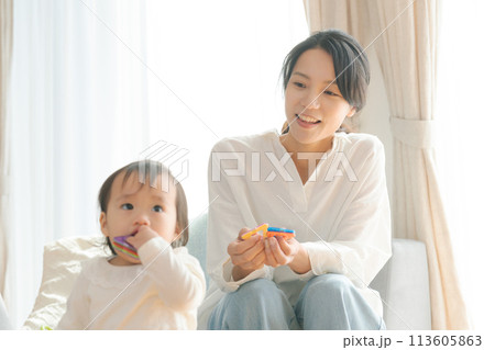 リビングで赤ちゃんと遊ぶお母さん 113605863
