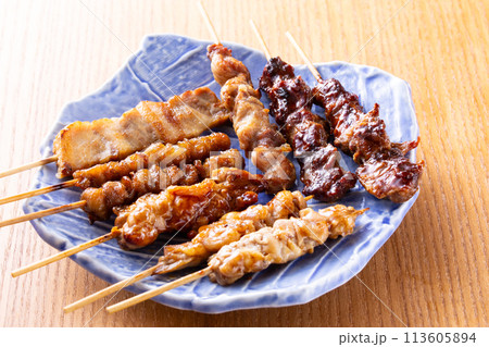 居酒屋の焼鳥盛合せ 居酒屋の焼鳥盛合せ 113605894