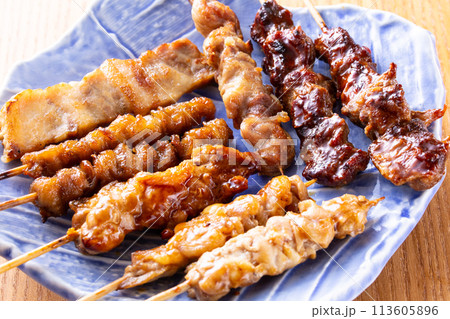 居酒屋の焼鳥盛合せ 113605896