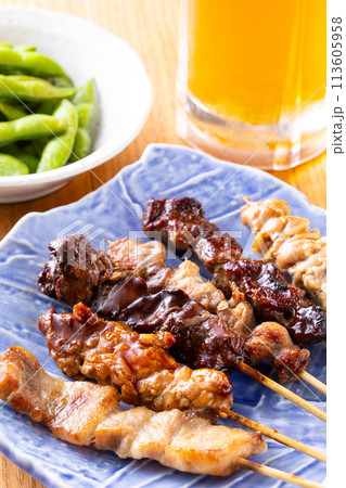 焼鳥の盛合せと生ビール 113605958