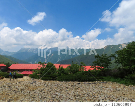 常念乗越から常念小屋と槍ヶ岳の眺め 113605997