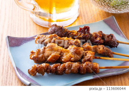 焼鳥の盛合せと生ビール 焼鳥の盛合せと生ビール 113606044