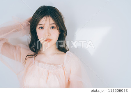 若い女性のビューティーイメージ 113606058
