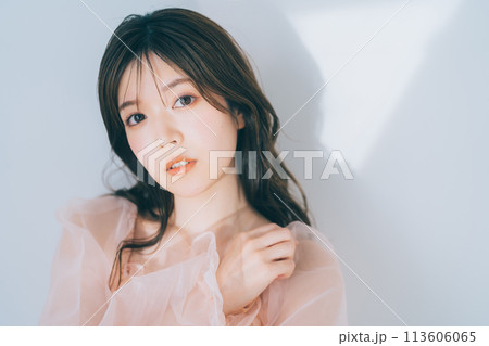 若い女性のビューティーイメージ 113606065