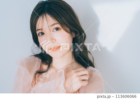 若い女性のビューティーイメージ 113606066