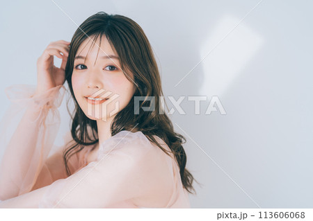 若い女性のビューティーイメージ 113606068