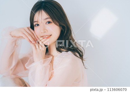 若い女性のビューティーイメージ 113606070