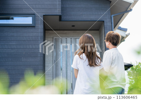新築のマイホームを建てた夫婦・家族（リフォーム・リノベーション） 113606465