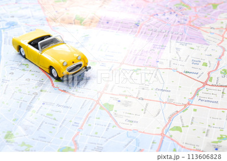 黄色の二人乗りのオープンカーで気ままなドライブ旅行に出るイメージ画像 113606828