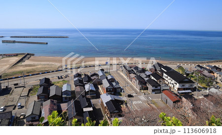 展望台から見た出雲崎町の町並み 展望台から見た出雲崎町の町並み 113606918