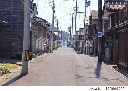 展望台から見た出雲崎町の町並み 展望台から見た出雲崎町の町並み 113606925