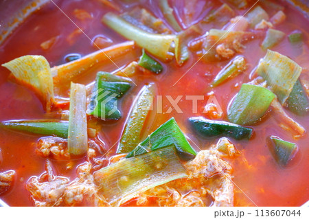韓国旅行で味わいたい、牛肉と野菜のスープ料理、ユッケジャン 113607044