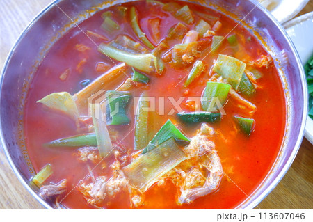 韓国旅行で味わいたい、牛肉と野菜のスープ料理、ユッケジャン 113607046