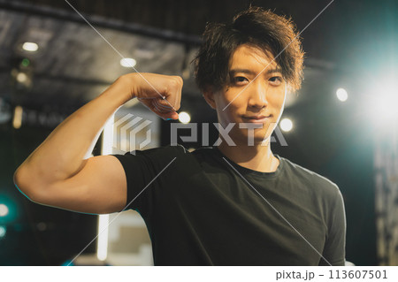 黒いTシャツの男性 113607501