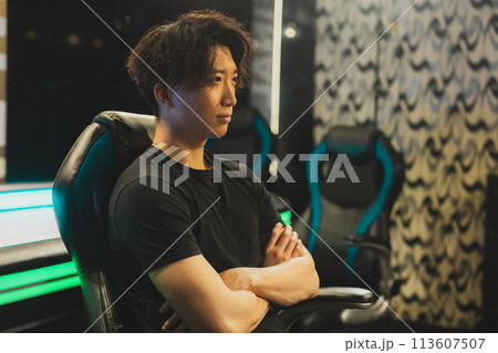 黒いTシャツの男性 113607507