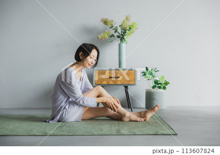 ボディケアする女性　 113607824