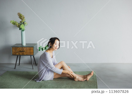 ボディケアする女性 ボディケアする女性 113607826