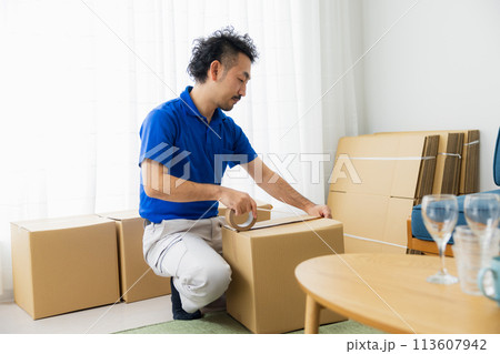 引越しの準備をする作業員 113607942