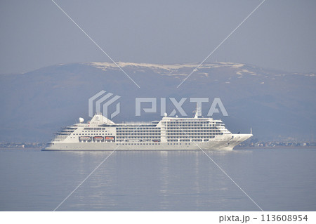 春の北海道函館市函館湾を函館港に向けて航行するクルーズ船シルバーミューズ号の風景を撮影 春の北海道函館市函館湾を函館港に向けて航行するクルーズ船シルバーミューズ号の風景を撮影 113608954