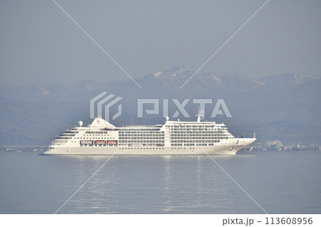 春の北海道函館市函館湾を函館港に向けて航行するクルーズ船シルバーミューズ号の風景を撮影 113608956