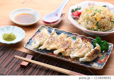 餃子と炒飯 113609691