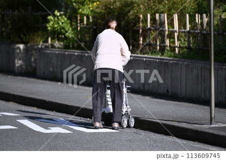 日本の横浜都市景観 段差で立ち往生する高齢女性。高齢化社会…=16日、横浜市内で 日本の横浜都市景観 段差で立ち往生する高齢女性。高齢化社会…=16日、横浜市内で 113609745