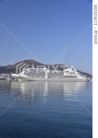 春の北海道函館市函館港に寄港接岸するクルーズ船シルバーミューズ号の風景を撮影 春の北海道函館市函館港に寄港接岸するクルーズ船シルバーミューズ号の風景を撮影 113610188