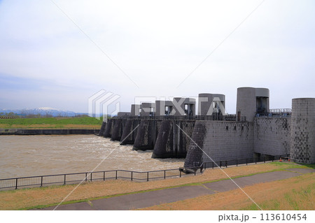 信濃川に設置された大河津分水（洗堰） 113610454