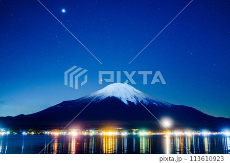 河口湖の夜景 富士山の観光 旅行 河口湖の夜景 富士山の観光 旅行 113610923