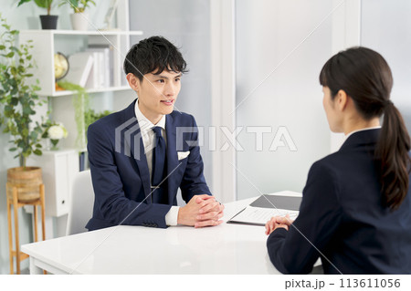 オフィスで面談をするビジネスパーソン 113611056