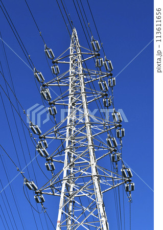 日本の電力都市景観　日本のエネルギー、光と影…。鉄塔と無数の送電線。新たな明日へ希望の時代に… 113611656