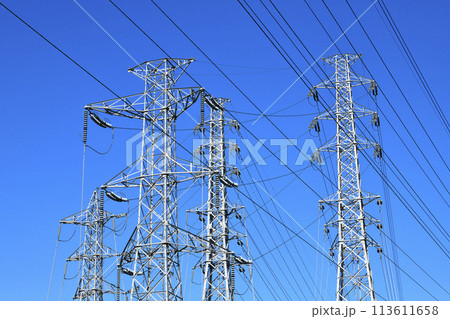 日本の電力都市景観　日本のエネルギー、光と影…。鉄塔と無数の送電線。新たな明日へ希望の時代に… 113611658