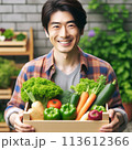 野菜セットの宅配ボックスを持つ農家のさわやかな青年 113612366