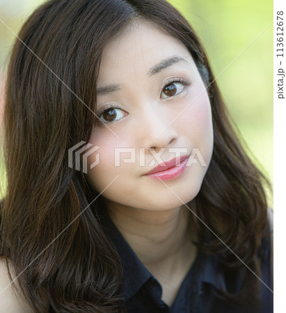 20代女性のアップ 113612678