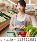 スーパーで買い物をしている若い女性 113612681