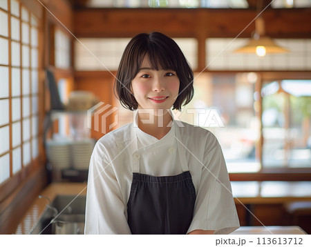 カフェのスタッフ 113613712