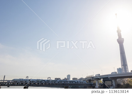 快晴の下走る新型特急スペーシアX 113613814