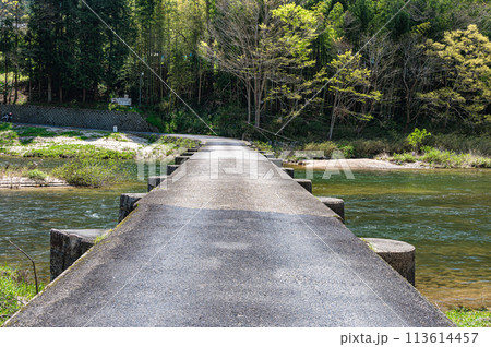京都の清流木津川　南大河原の沈下橋　恋路橋　京都府南山城村 113614457