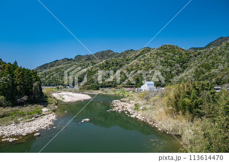 京都の清流木津川と新緑の山　京都府南山城村 113614470