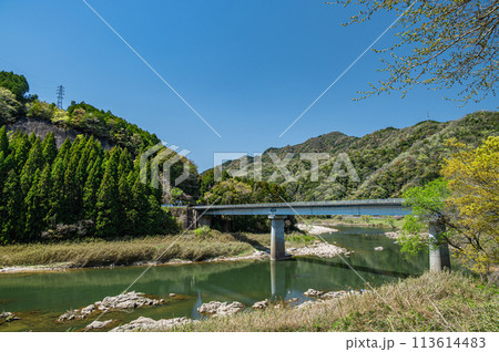 京都の清流木津川 大河原大橋 京都府南山城村 京都の清流木津川 大河原大橋 京都府南山城村 113614483