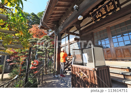 北九州市八幡西区にある吉祥寺本堂の数珠を繰る参拝客 113614751