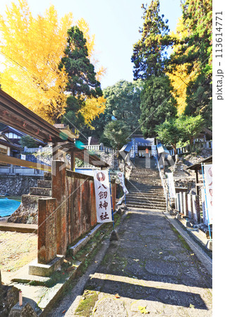 福岡県鞍手町の剣岳中腹にある八剱神社参道 113614771