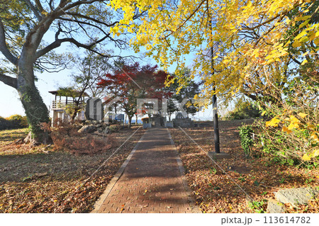 福岡県鞍手町の剣岳山頂にある八剱神社上宮と展望台 福岡県鞍手町の剣岳山頂にある八剱神社上宮と展望台 113614782