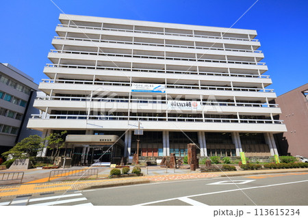 【福井県】快晴の福井市役所 113615234