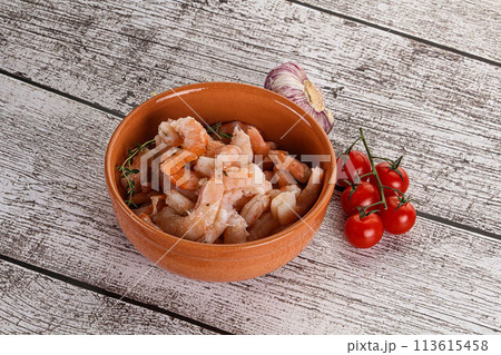 Raw peeled prawn in the bowl 113615458