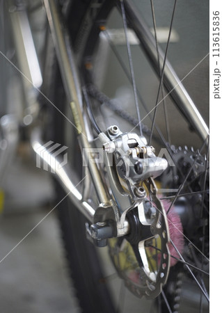 バイクのチェーンのクローズアップ 113615836