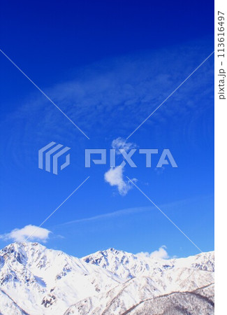 冬晴れの下、美しく雪化粧した北アルプス白馬三山の雄姿 冬晴れの下、美しく雪化粧した北アルプス白馬三山の雄姿 113616497